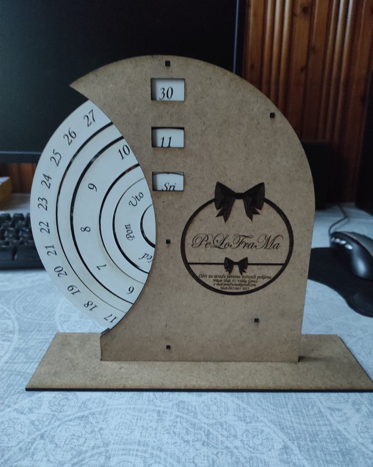 Stolni kalendar od drva